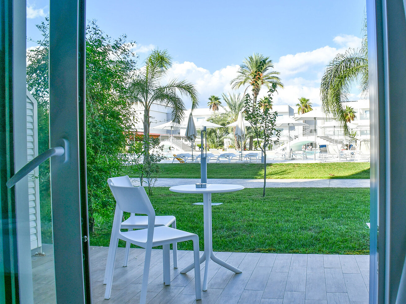 Private Terrasse im Erdgeschoss des Maritim Resort Calabria mit Blick ins Grüne und Poolbereich