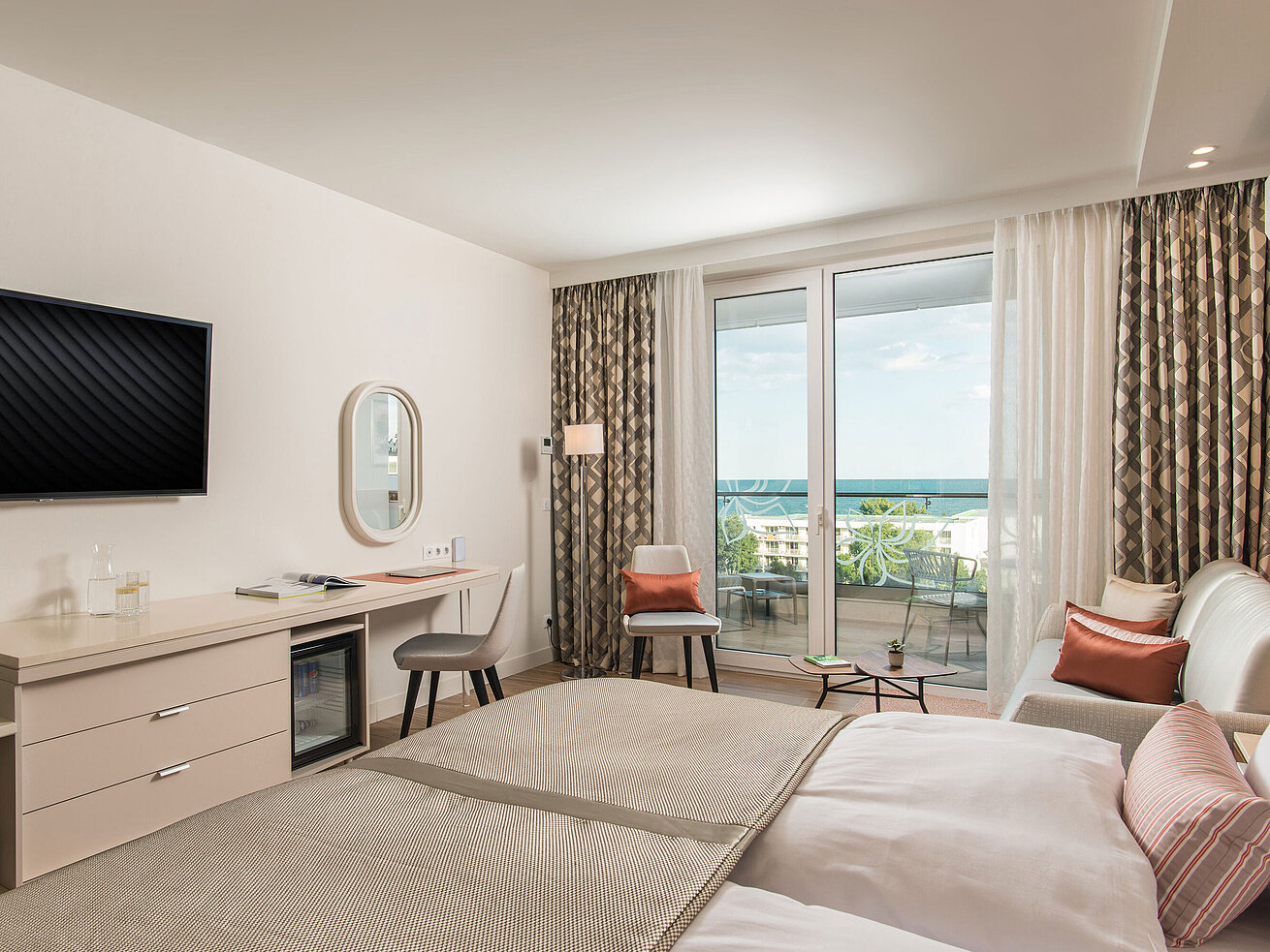Executive Zimmer Helles Zimmer im Maritim Hotel Amelia mit Schreibtisch, Sitzbereich und Balkonblick auf das Meer