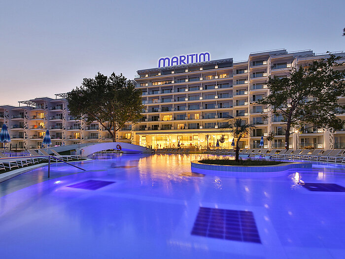 Pool mit Abenddämmerung | Maritim Hotel Paradise Blue Albena