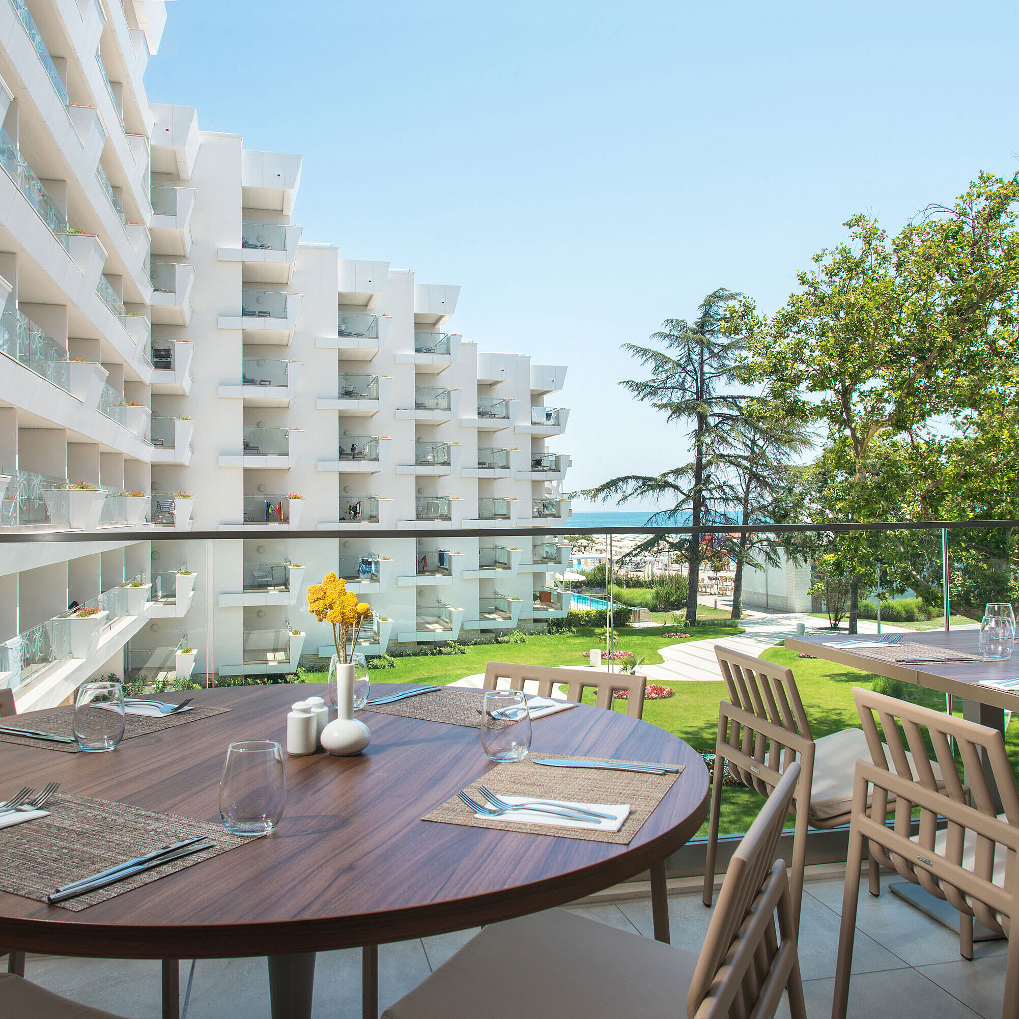 Restaurantterrasse im Maritim Hotel Amelia mit Blick auf Garten, Hotelgebäude und das Meer