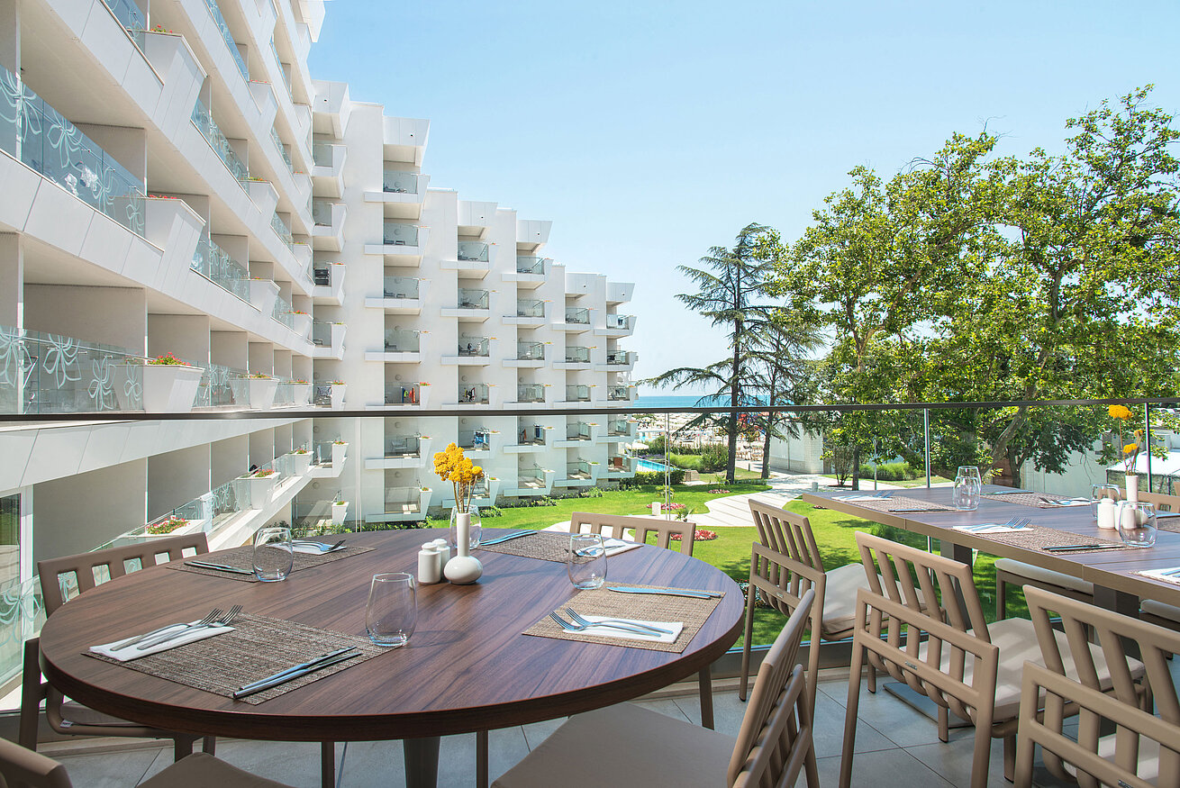 Restaurant Lady Lindy Restaurantterrasse im Maritim Hotel Amelia mit Blick auf Garten, Hotelgebäude und das Meer