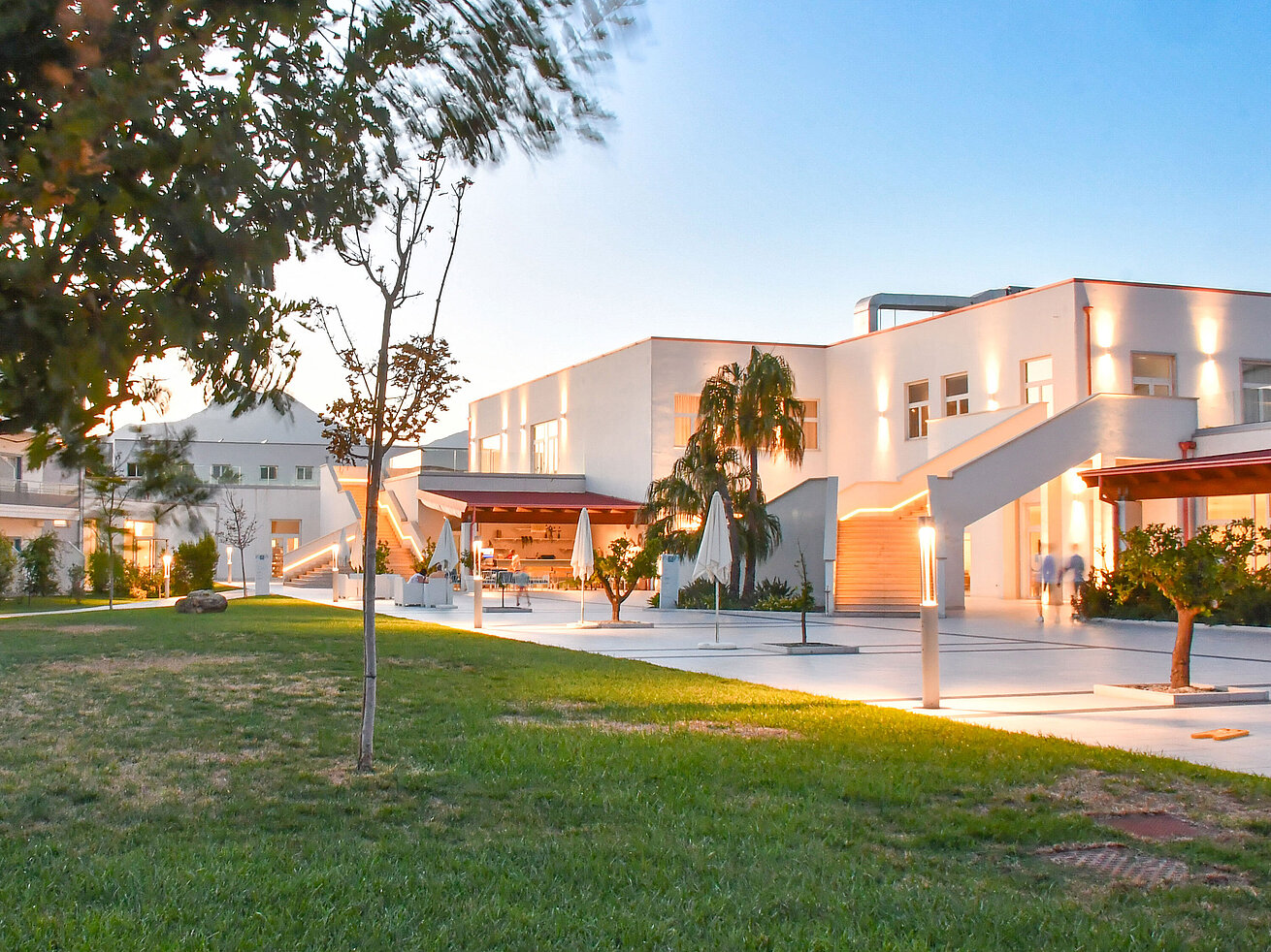 Abendszene im Maritim Resort Calabria mit beleuchteten Terrassen und gepflegter Gartenanlage