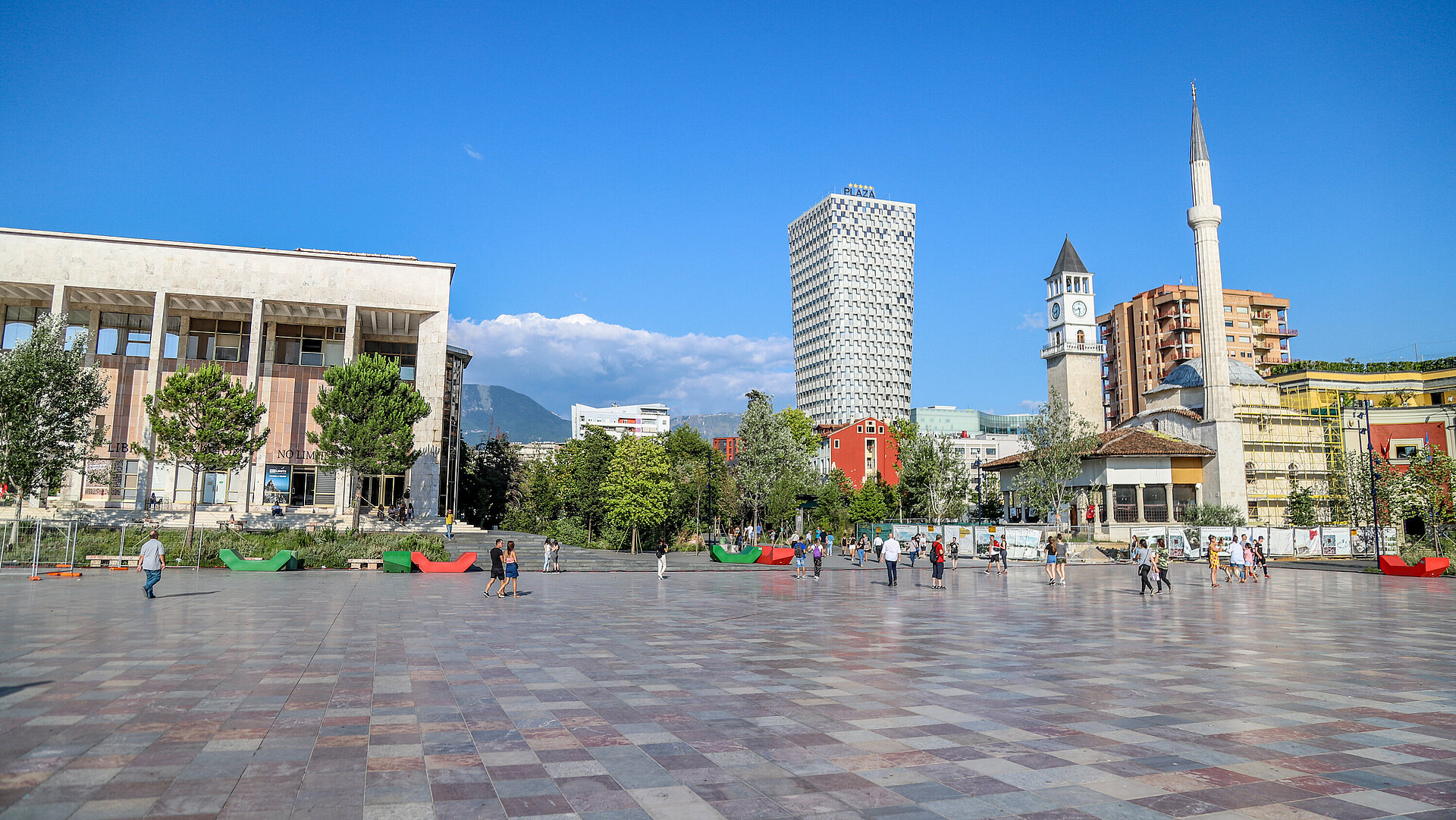 Blick auf den Skanderbeg-Platz mit dem Maritim Hotel Plaza Tirana im Stadtzentrum