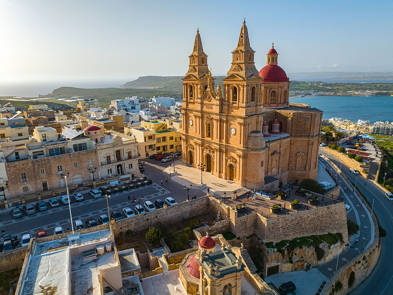 Mellieħa Kirche in Malta mit Blick auf Stadt und Meer bei Sonnenschein