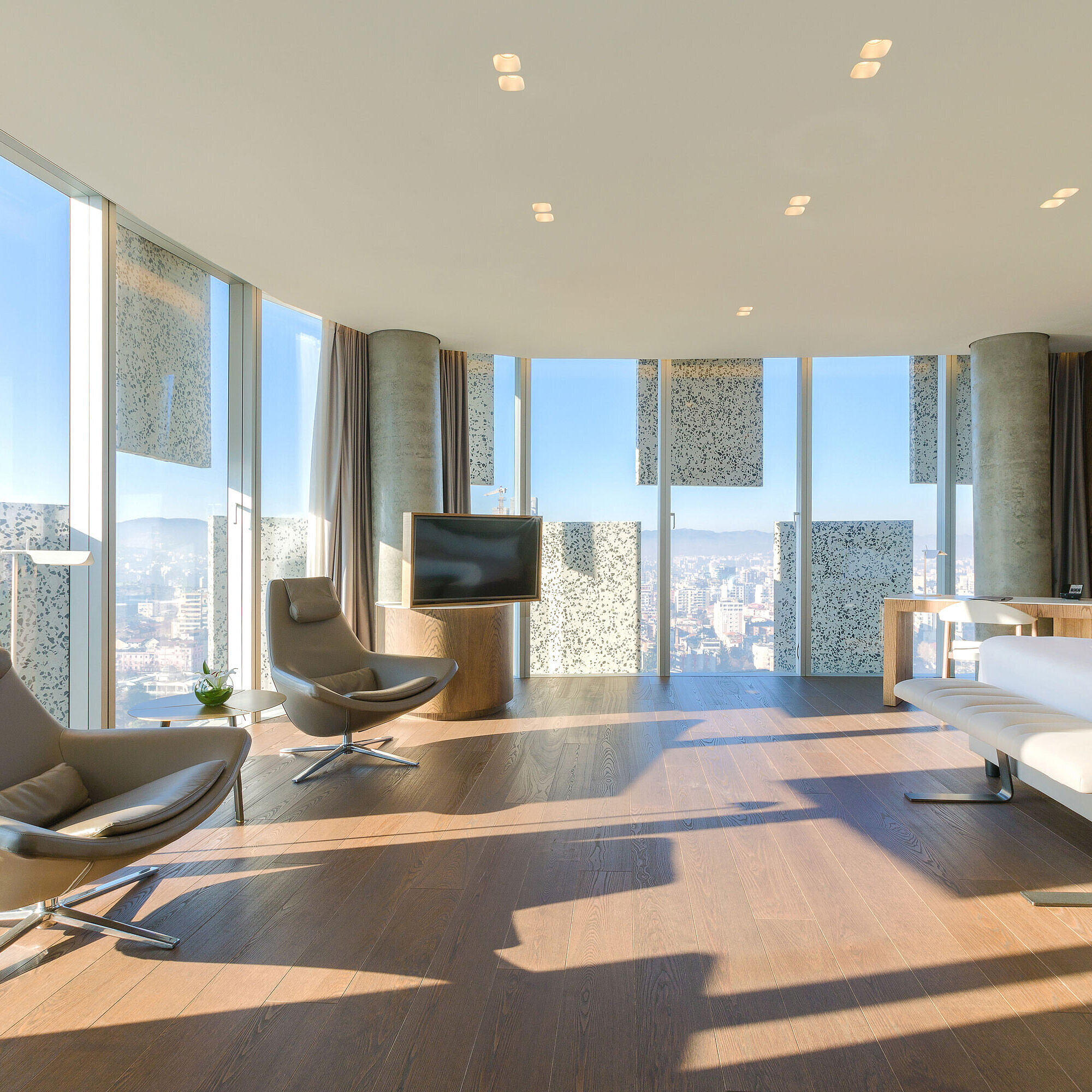 Helle Panorama Suite mit Stadtblick und Designmöbeln im Maritim Hotel Plaza Tirana