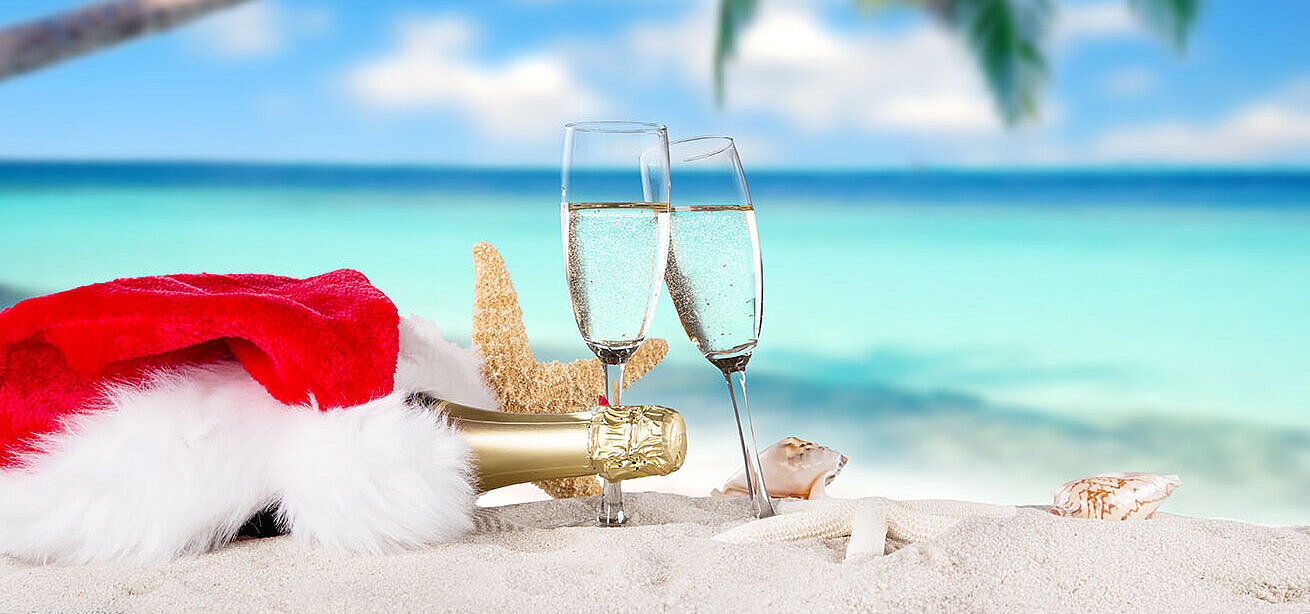 Weihnachten am Strand mit Champagner und Santa-Mütze